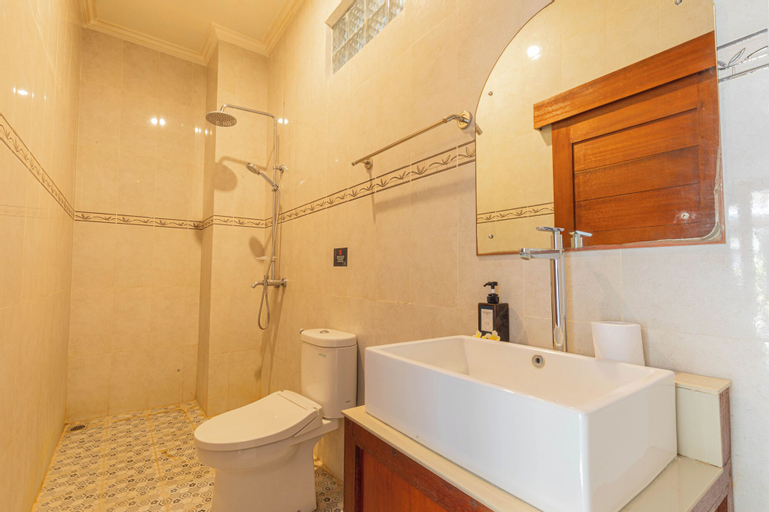 Bathroom 16