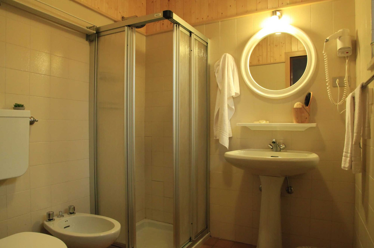 Bathroom, Residence Prada, Trento