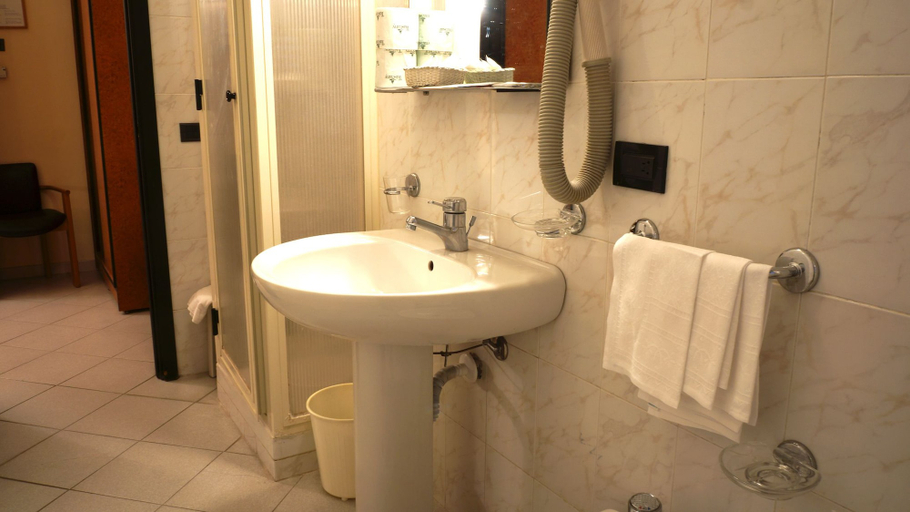 Bathroom 5, Hotel Scigliano, Cosenza