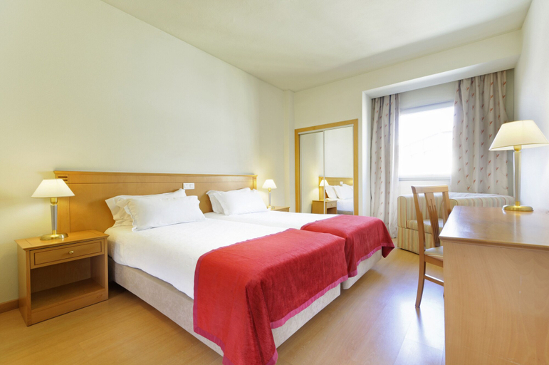 Bedroom 4, TRYP by Wyndham Porto Centro Hotel, Porto