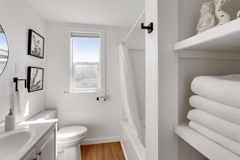 Bathroom 3, Breakwater Resort, Grays Harbor