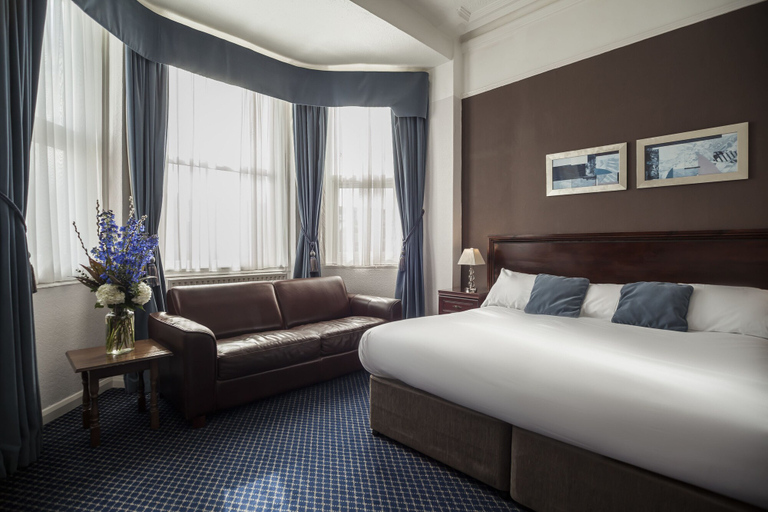 Bedroom 3, OYO Devonshire Park Hotel, East Sussex
