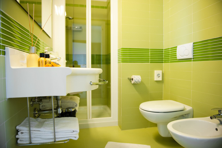 Bathroom 3, Hotel Meridiana, Verona