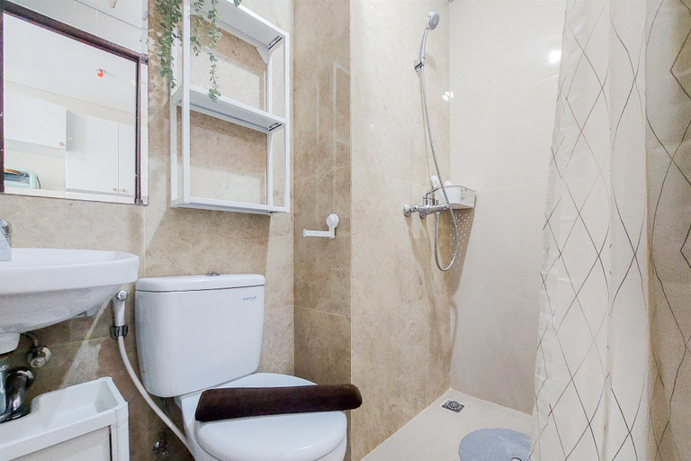 Bathroom 2, Simply And Cozy Living Studio Transpark Bintaro Apartment, Tangerang Selatan