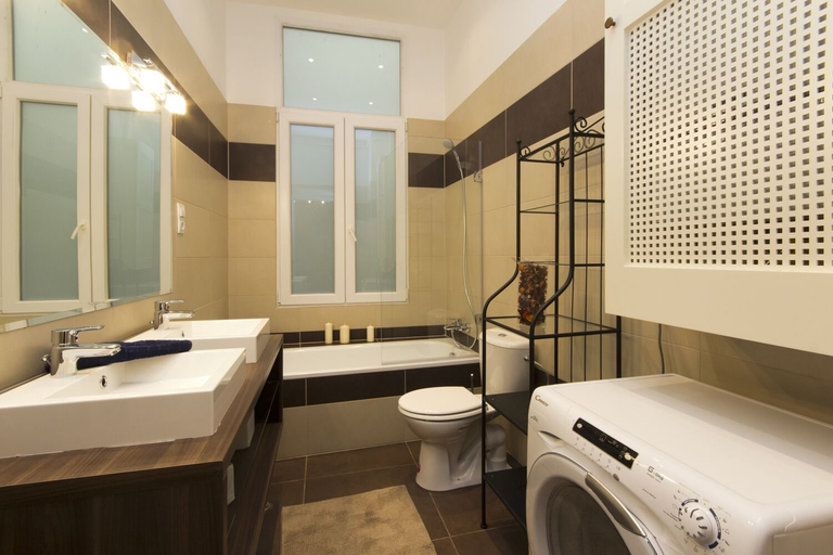 Bathroom 4, Vaci 12 Apartment, Budapesti