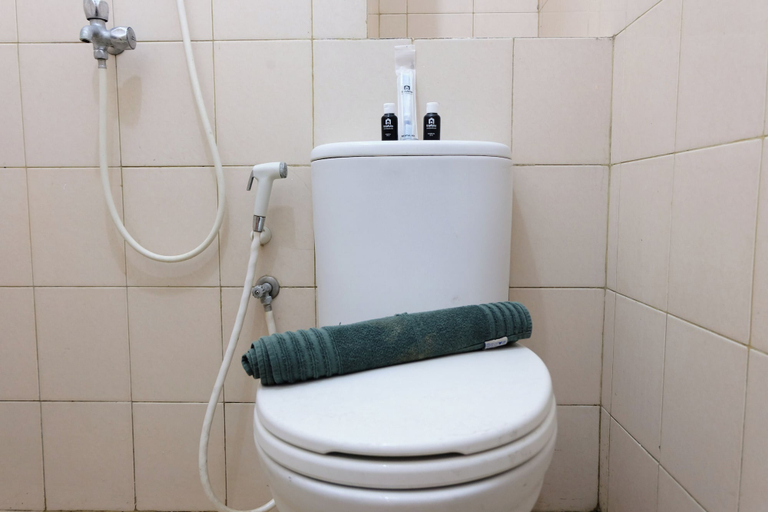 Bathroom 2, Homey And Cozy 2Br Apartment At Tamansari Panoramic, Bandung