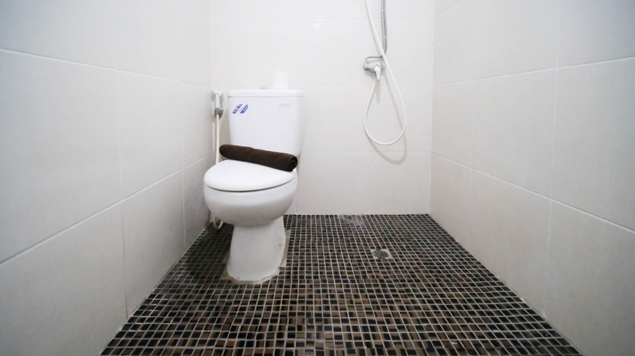 Bathroom 5, Comfy Studio Connected to Mall at Orchard Supermall Mansion Apartment By Travelio, Surabaya