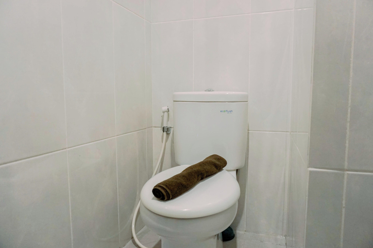 Bathroom 3, Nice And Homey Studio Serpong Garden Apartment, Tangerang