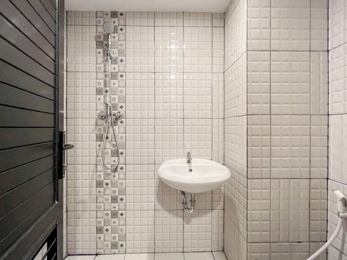 Bathroom 4, Modern Designed Studio At De Prima Apartment, Medan