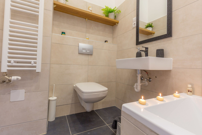 Bathroom 4, Real Apartments Zichy, Budapesti