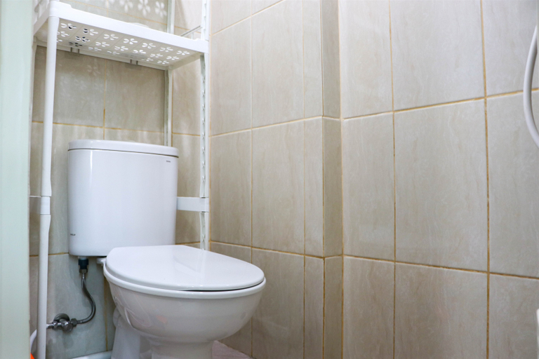 Bathroom 5, Cozy Stay Studio No Kitchen at Osaka Riverview PIK 2 Apartmet By Travelio, Tangerang