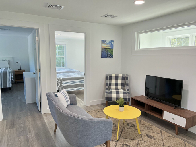 Others 5, Kingfisher Lodging, Barnstable