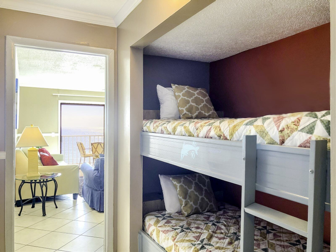The Summit 702, Bay