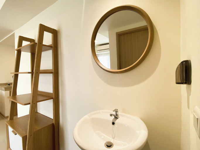 Bathroom 4, Modern And Homey 2Br At Meikarta Apartment, Cikarang