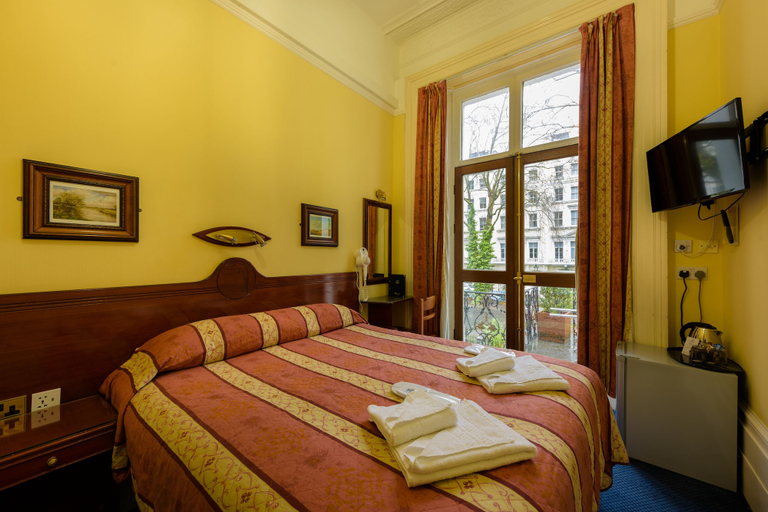 Bedroom 4, Dolphin Hotel, London