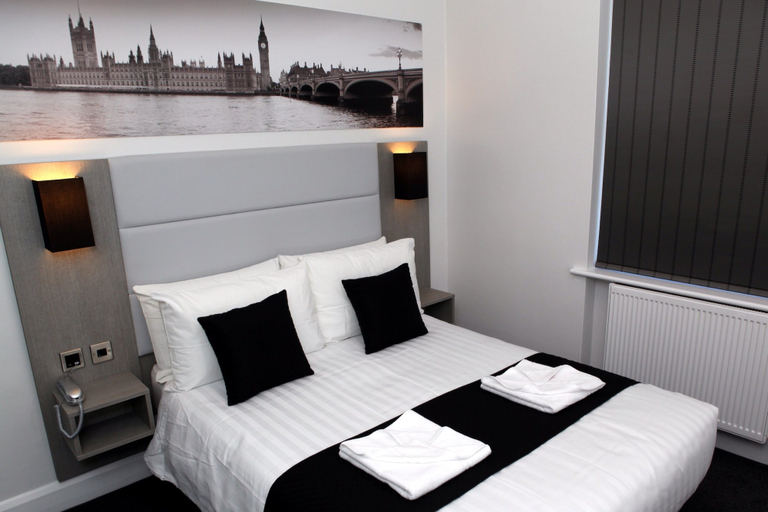 Bedroom 4, The Omega, London