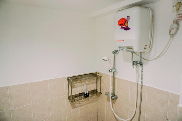 Bathroom 4, Studio Furnished With Comfort Design Green Bay Pluit Apartment, Jakarta Utara