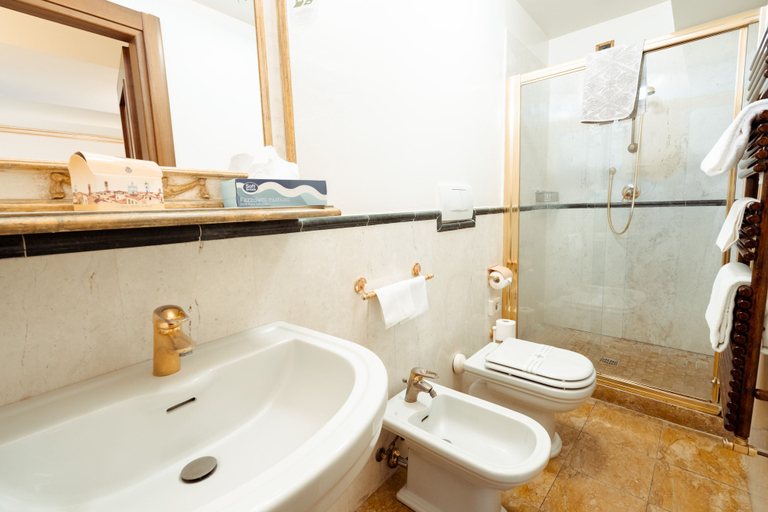Bathroom 4, Palazzo Alexander Hotel, Lucca