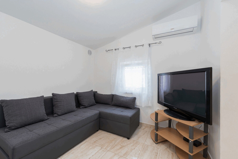 Others 5, Apartment Banic, Vir