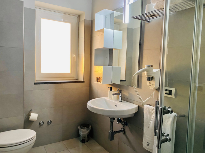 Bathroom 5, Victoria Hotel, Napoli