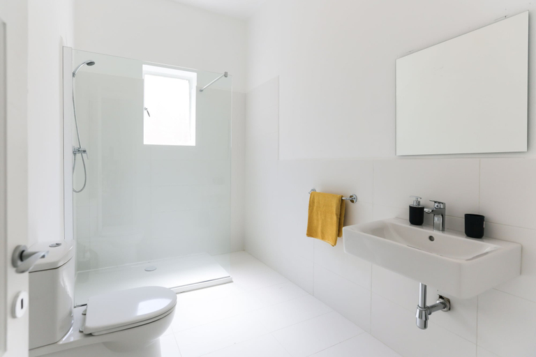 Bathroom 4, House of Pomegranates