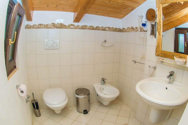 Bathroom 5, Villamirella, Salerno
