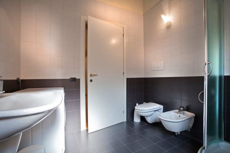 Bathroom 2, Verona For Rent Red Theater, Verona