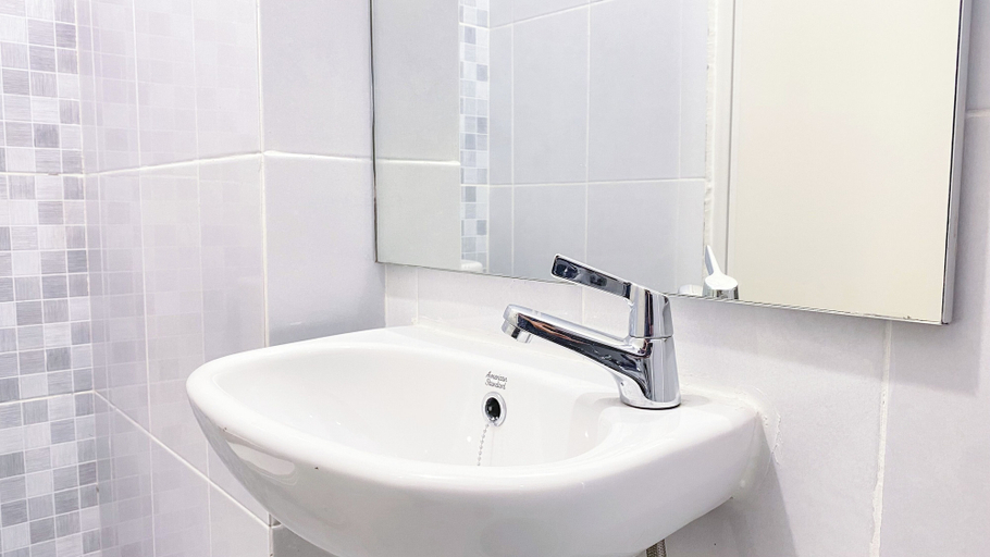 Bathroom 3, Comfortable And Nice Studio At Tokyo Riverside Pik 2 Apartment, Tangerang