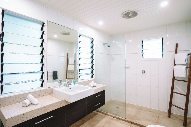 Bathroom 5, Palm Bay Resort, Whitsunday