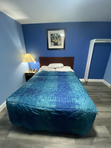 Bedroom 4, Red Carpet Inn and Suites, Burlington