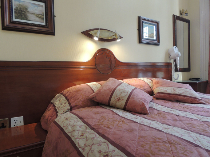 Bedroom 4, Dolphin Hotel, London