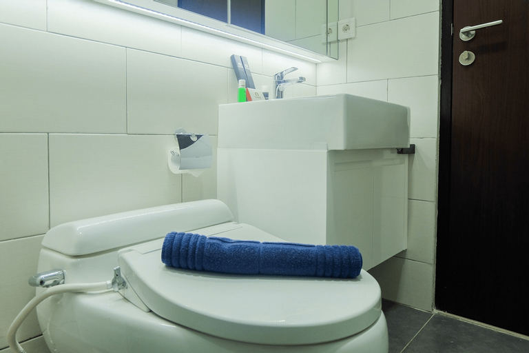 Bathroom 5, Comfy and Modern 1BR at Lexington Apartment by Travelio, South Jakarta