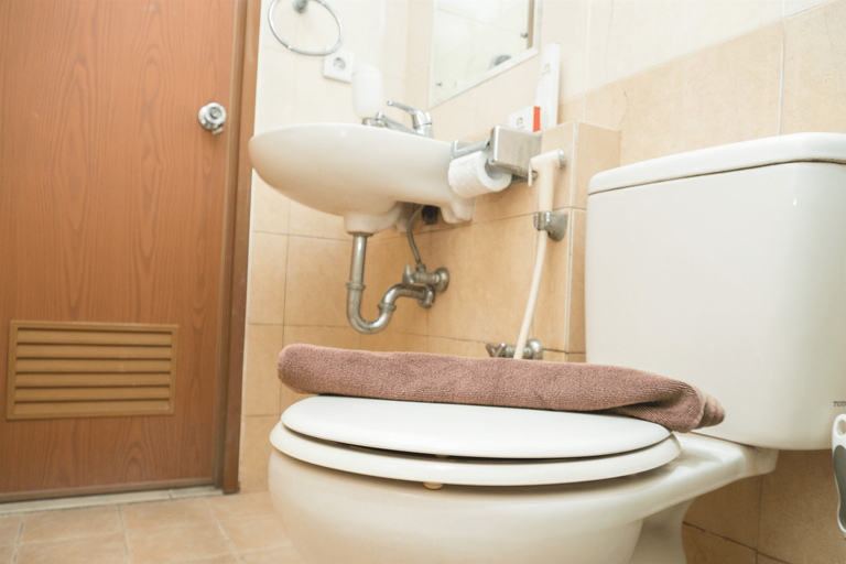 Bathroom 5, Antique 3BR at Grand Setiabudi Apartment By Travelio, Bandung