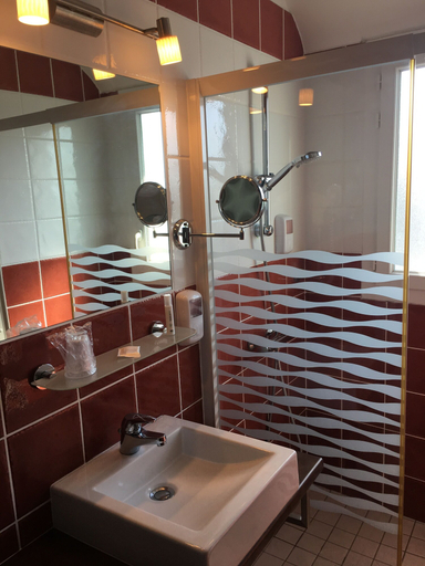 Bathroom 4, Brit Hotel Des Halles, Finistère