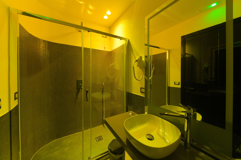 Bathroom 5, Domus 42, Napoli