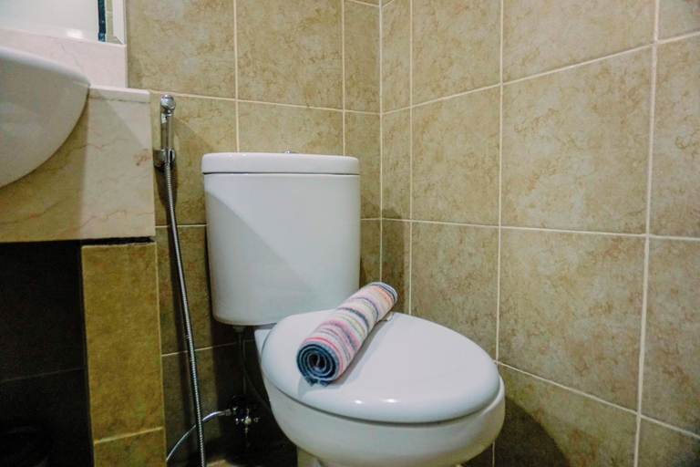 Bathroom 3, Cozy And Homey Studio Great Western Resort Apartment, Tangerang