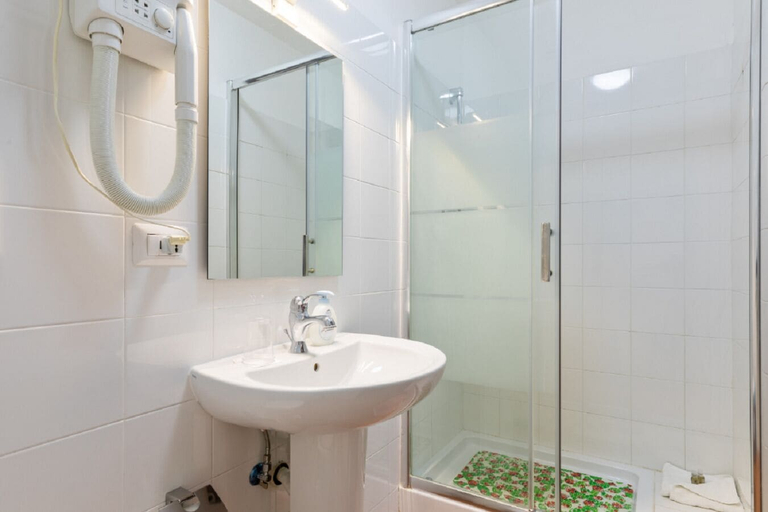 Bathroom 3, Roma Enrico Guesthouse, Rome