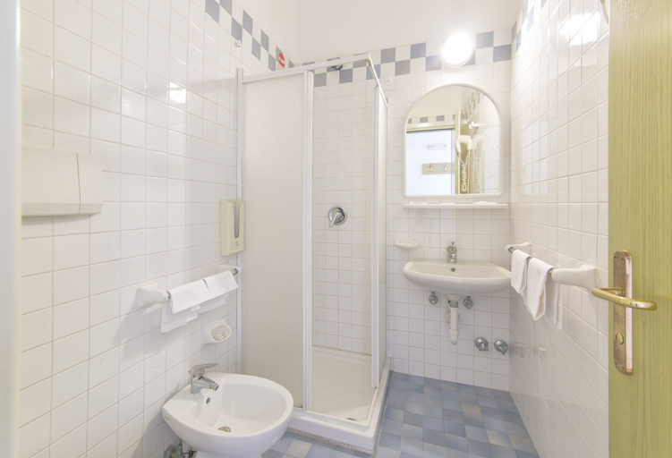 Bathroom 5, Hotel Vittoria, Napoli