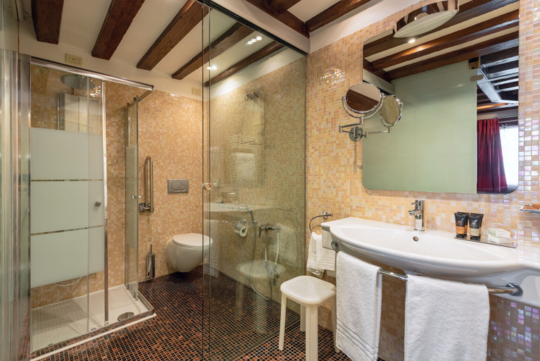 Bathroom 4, Il sogno di Giulietta e Romeo, Venezia