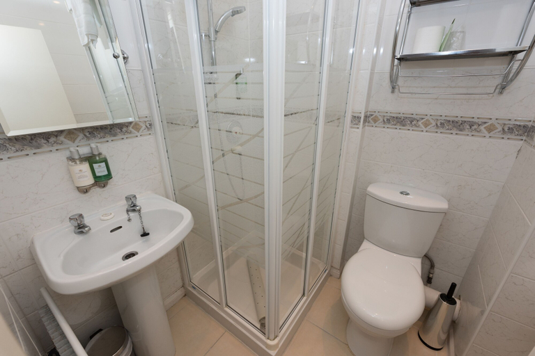 Bathroom 4, OYO Devonshire Park Hotel, East Sussex