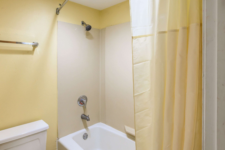 Bathroom 4, Quality Inn New Orleans I-10 East, Orleans