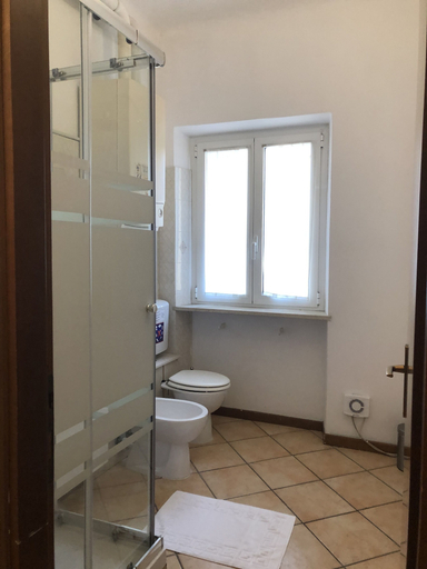 Bathroom 5, Ai Leoni, Verona