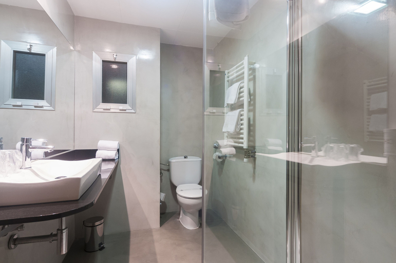 Bathroom 4, Hotel Lauria, Tarragona