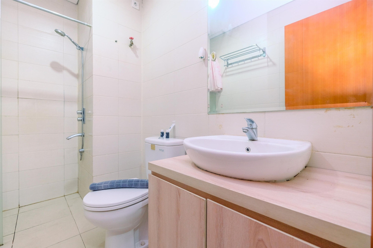 Bathroom 5, Nice And Comfort 2Br Apartment At Woodland Park Residence, Jakarta Selatan