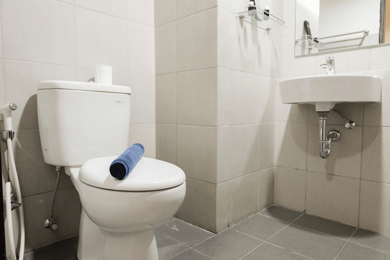 Bathroom 5, Brand New and Comfy Studio Bintaro Icon Apartment By Travelio, Tangerang Selatan