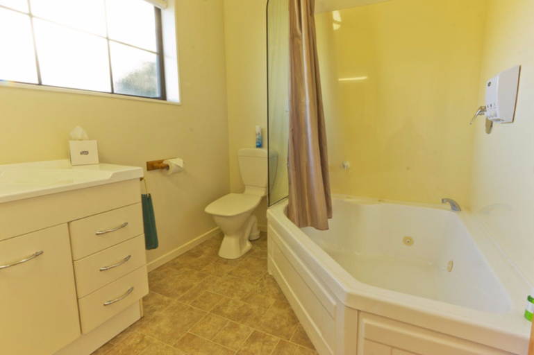 Bathroom 3, Arrow Motel Apartments, Nelson