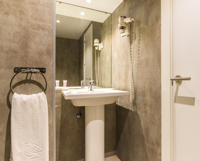 Bathroom 5, Apartamentos Recoletos, Madrid