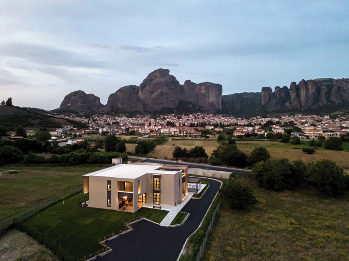 Exterior & Views