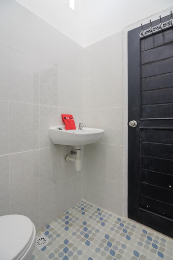 Bathroom 3, RedDoorz near Sultan Thaha Airport Jambi, Jambi