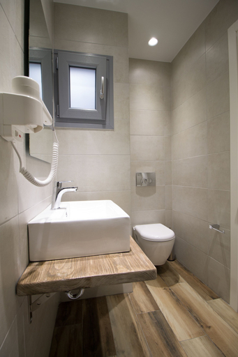 Bathroom 5, Margaret of Naxos, South Aegean